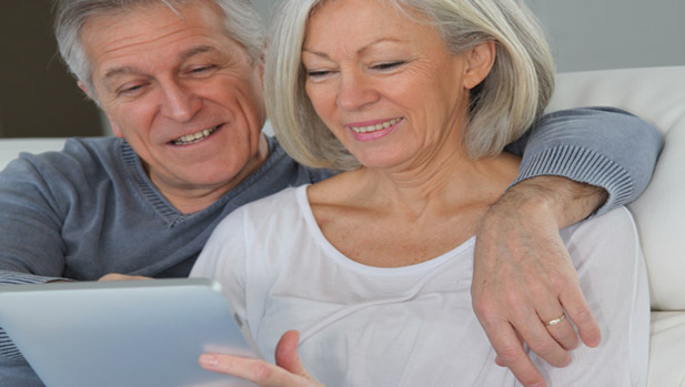 Older adult couple learning about a tablet and ereaders with the help from eGurus Technology Tutors
